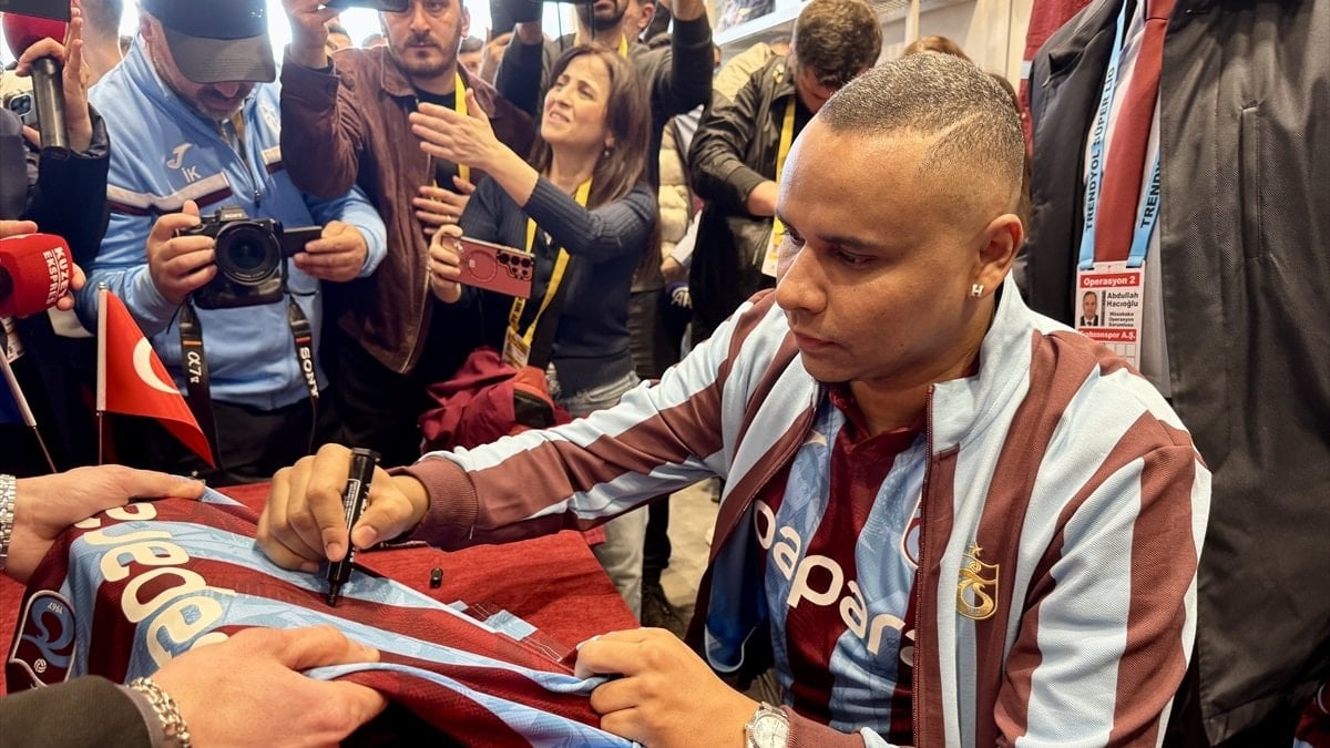 Trabzonspor'un eski oyuncusu Jaja, bordo-mavili taraftarlarla buluştu