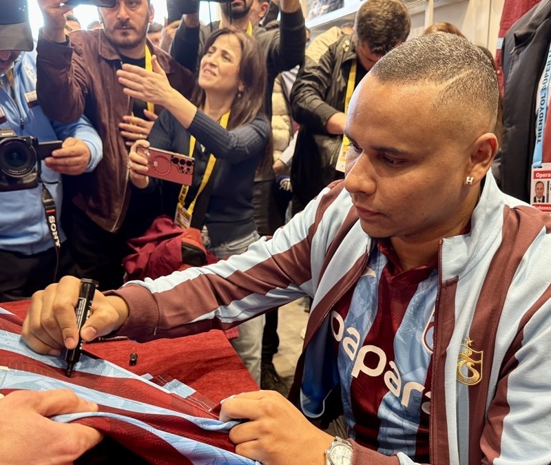 Trabzonspor'un eski oyuncusu Jaja, bordo-mavili taraftarlarla buluştu