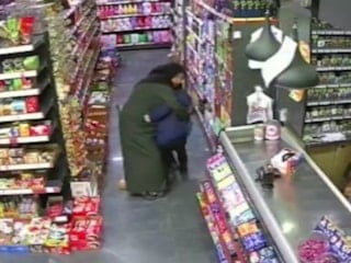 Van'da depreme markette yakalanan bir anne, oğlunun üzerine kapandı