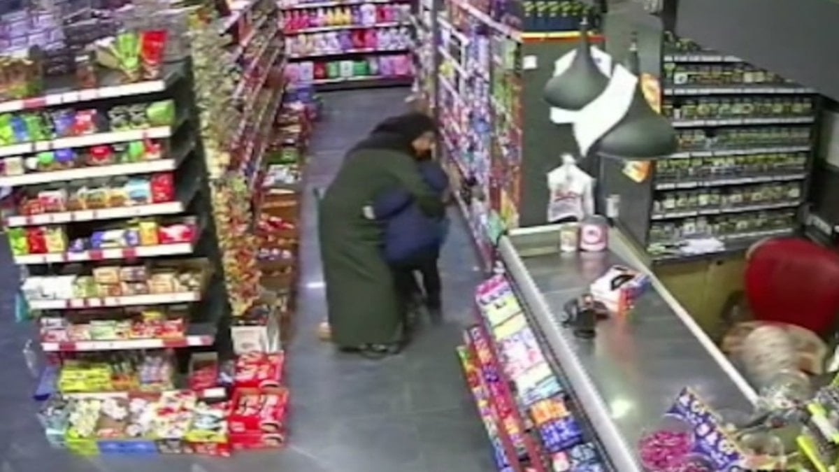 Van'da depreme markette yakalanan bir anne, oğlunun üzerine kapandı