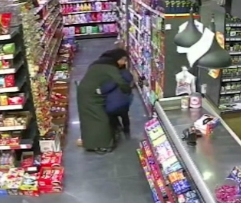 Van'da depreme markette yakalanan bir anne, oğlunun üzerine kapandı