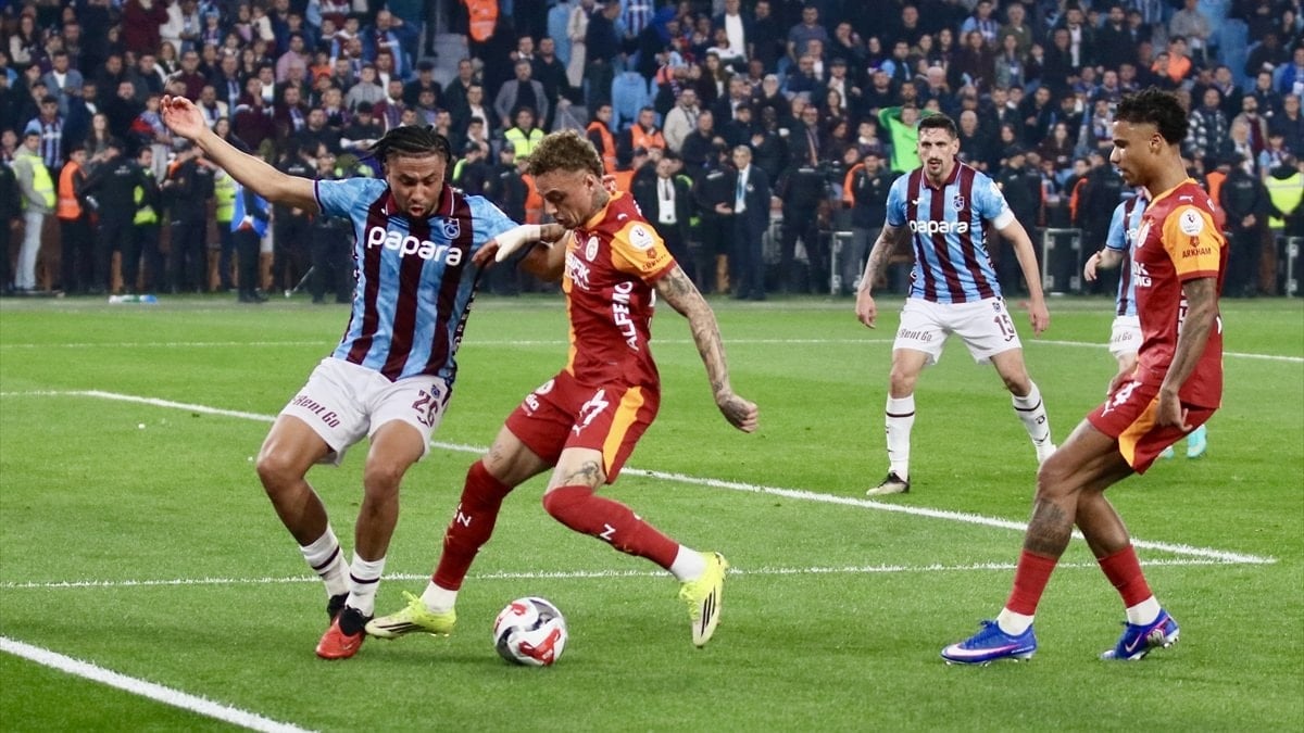 Trabzonspor, Galatasaray'ı iki golle geçti