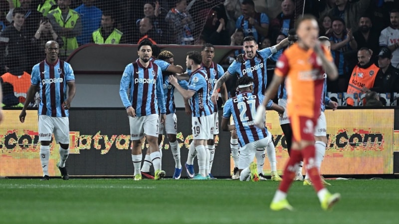 Trabzonspor, Galatasaray'ı iki golle geçti