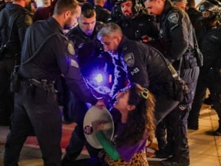 İsrail polisi, savaş karşıtı İsrailli göstericileri yaka paça gözaltına aldı