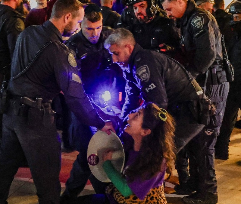 İsrail polisi, savaş karşıtı İsrailli göstericileri yaka paça gözaltına aldı