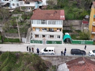 Karabük'te garip olay:  Evinin önündeki çitlere 'Mesih' yazdı