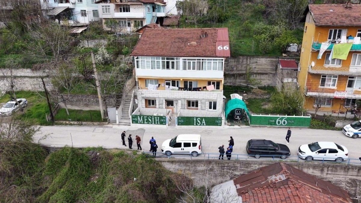 Karabük'te garip olay:  Evinin önündeki çitlere 'Mesih' yazdı