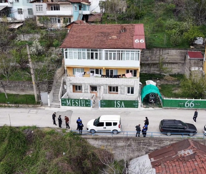 Karabük'te garip olay:  Evinin önündeki çitlere 'Mesih' yazdı