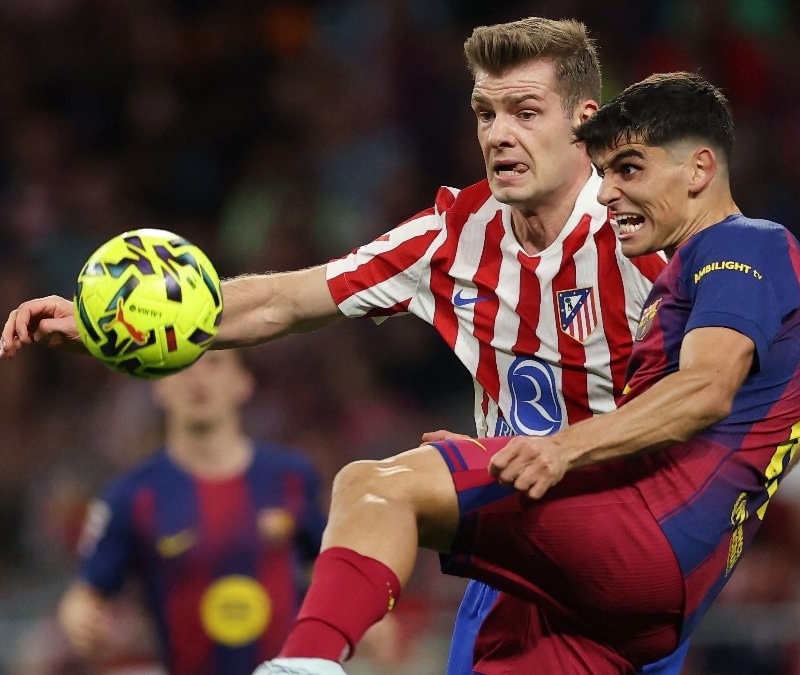 Barcelona, deplasmanda Atletico Madrid'i yenerek arayı açtı