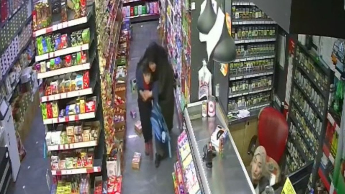 Van'da 5,2'lik depremde çocuğunu korumaya çalıştı