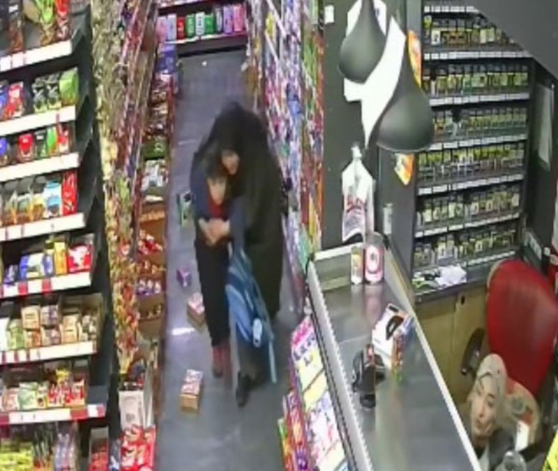 Van'da 5,2'lik depremde çocuğunu korumaya çalıştı