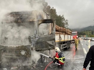 Aydın'da seyir halindeki tır küle döndü