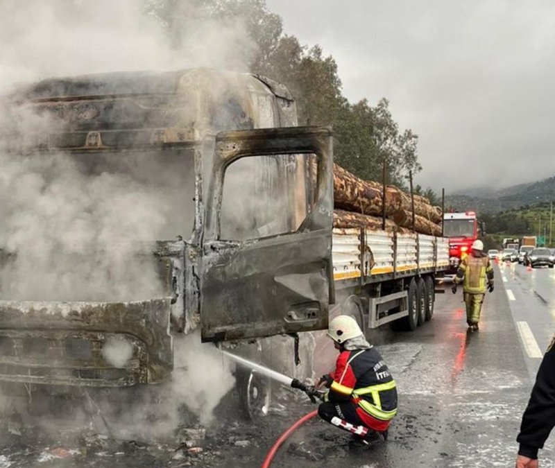 Aydın'da seyir halindeki tır küle döndü