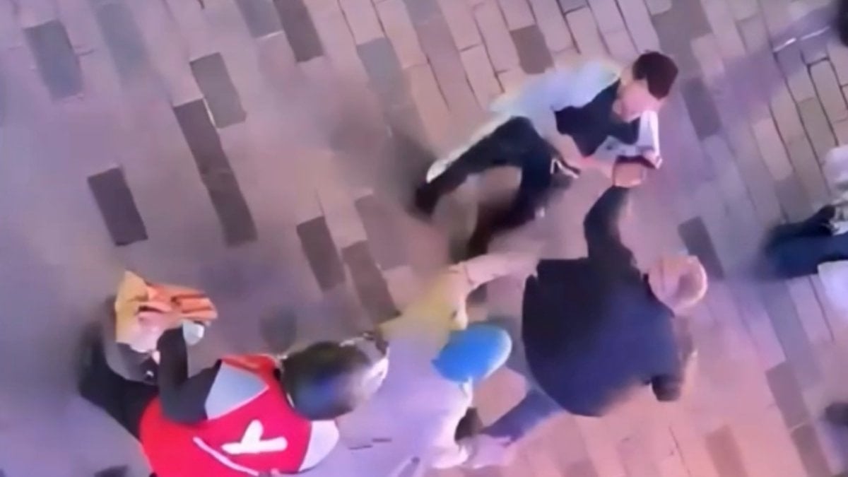 İstanbul'da alışveriş merkezinde yumruklu kavga