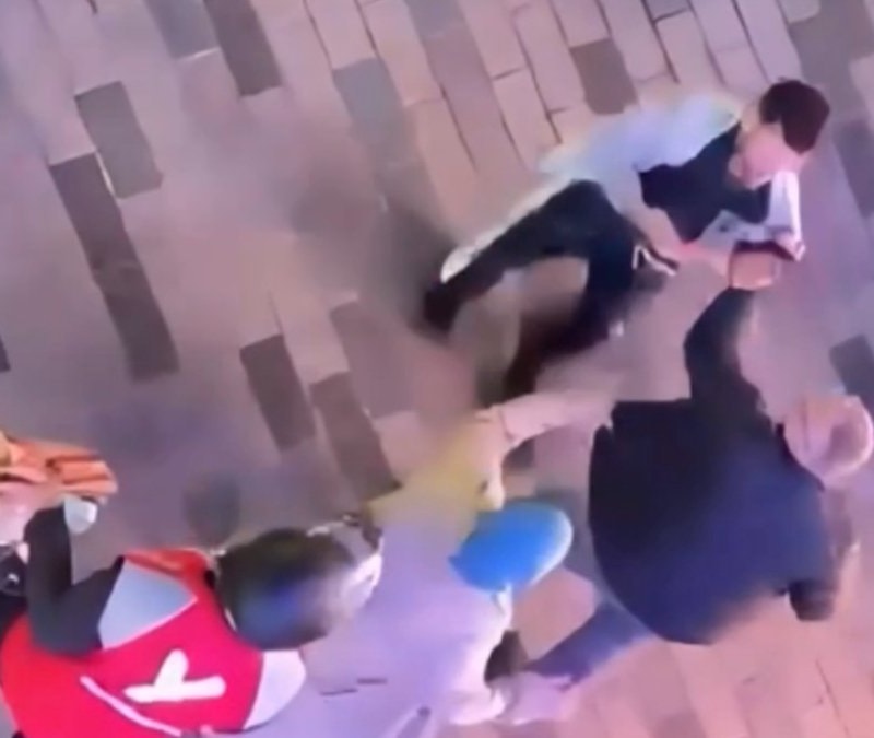 İstanbul'da alışveriş merkezinde yumruklu kavga