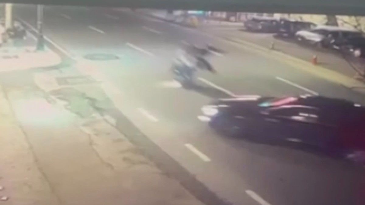 İstanbul'da otomobille çarpışan motosiklet takla attı: 2 kişi hayatını kaybetti