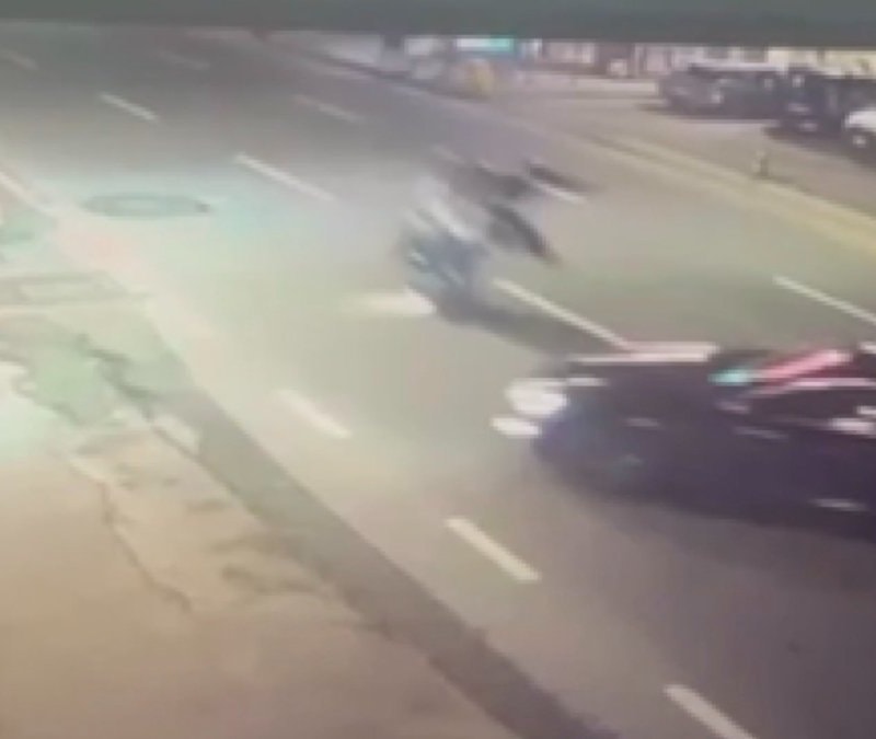 İstanbul'da otomobille çarpışan motosiklet takla attı: 2 kişi hayatını kaybetti