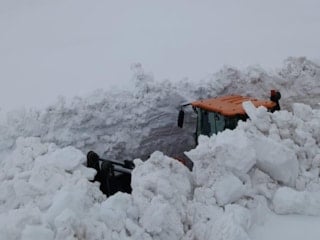Erzincan’da 4 metreyi aşan karla mücadele