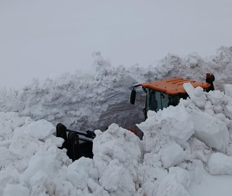 Erzincan’da 4 metreyi aşan karla mücadele