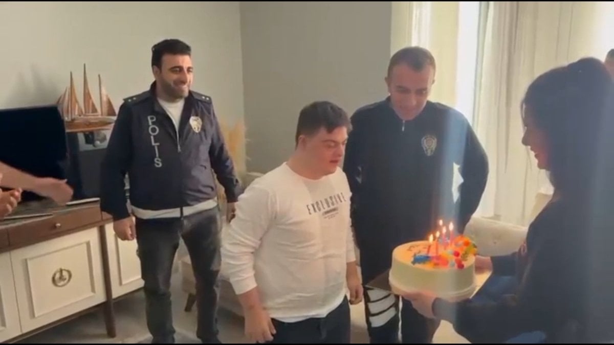 Ankara'da down sendromlu gence, polislerden sürpriz doğum günü