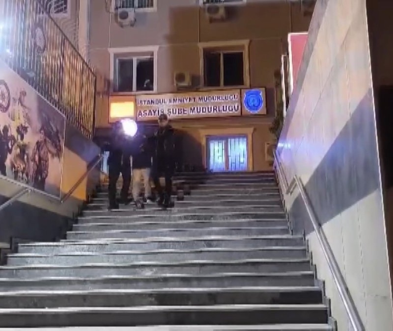 İstanbul'da 21 aranma kaydı olan şüpheli enselendi