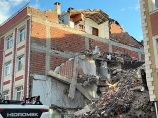 İstanbul'da yıkım sırasında bitişikteki apartman zarar gördü