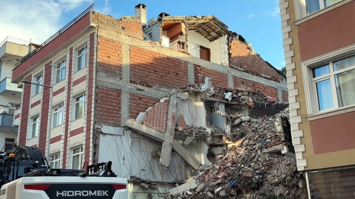 İstanbul'da yıkım sırasında bitişikteki apartman zarar gördü