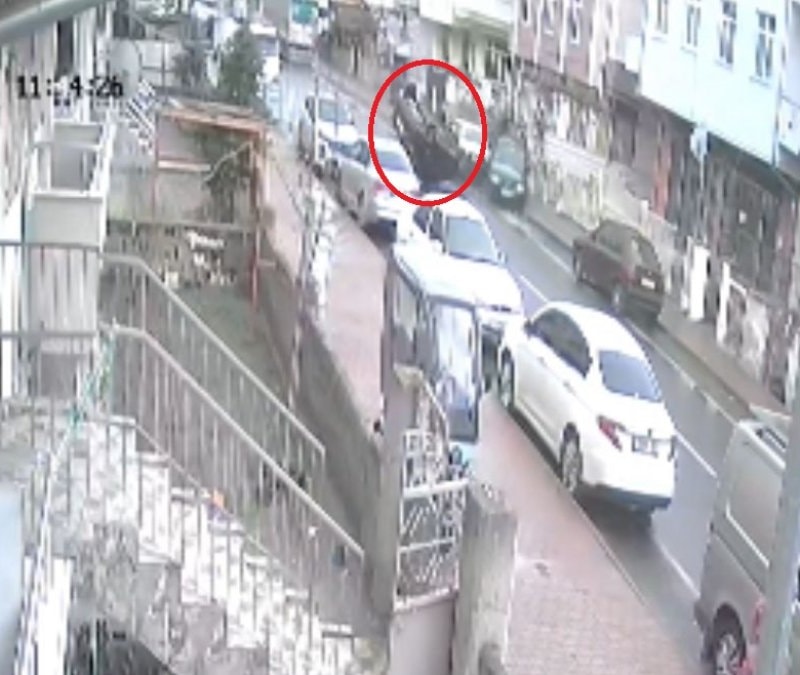 Kayseri'de park halindeki araca çarpan otomobil takla attı