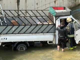 Kocaeli'de dereye uçan kamyonetin sürücüsüne dakikalarca kalp masajı yapıldı