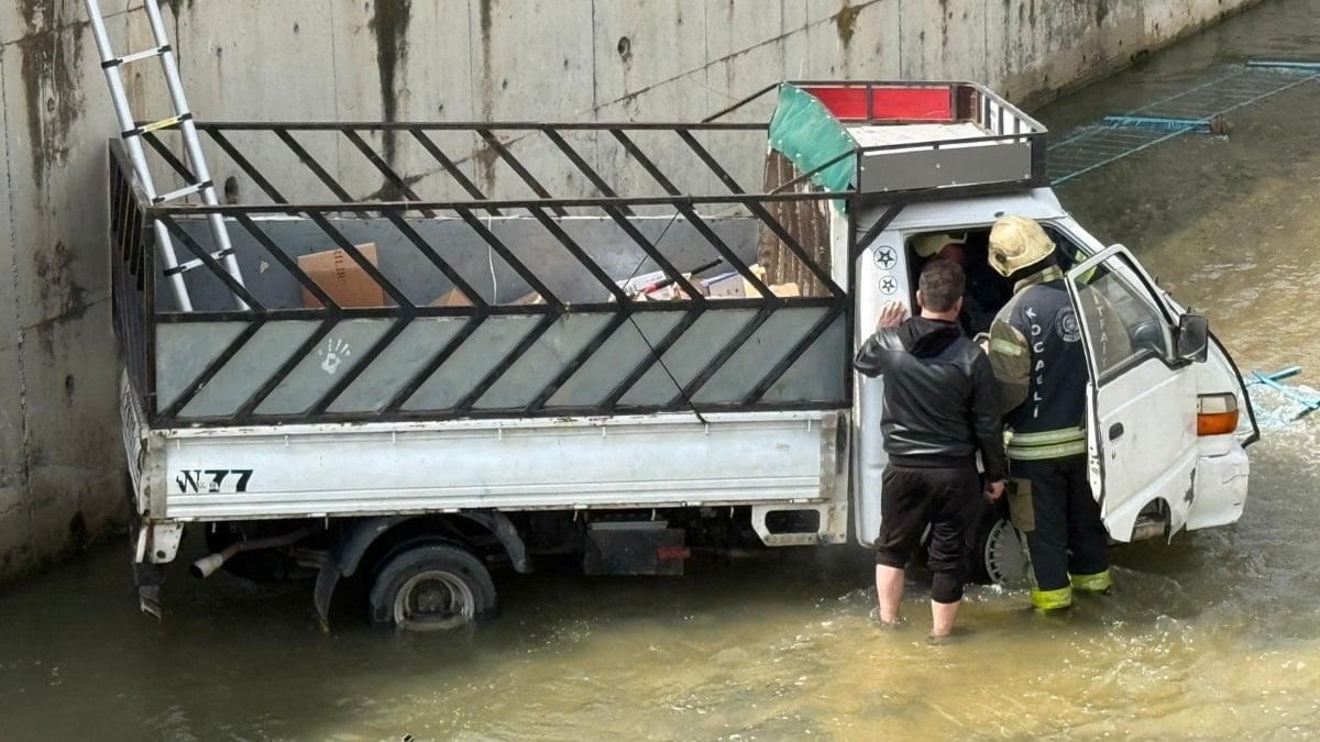 Kocaeli'de dereye uçan kamyonetin sürücüsüne dakikalarca kalp masajı yapıldı