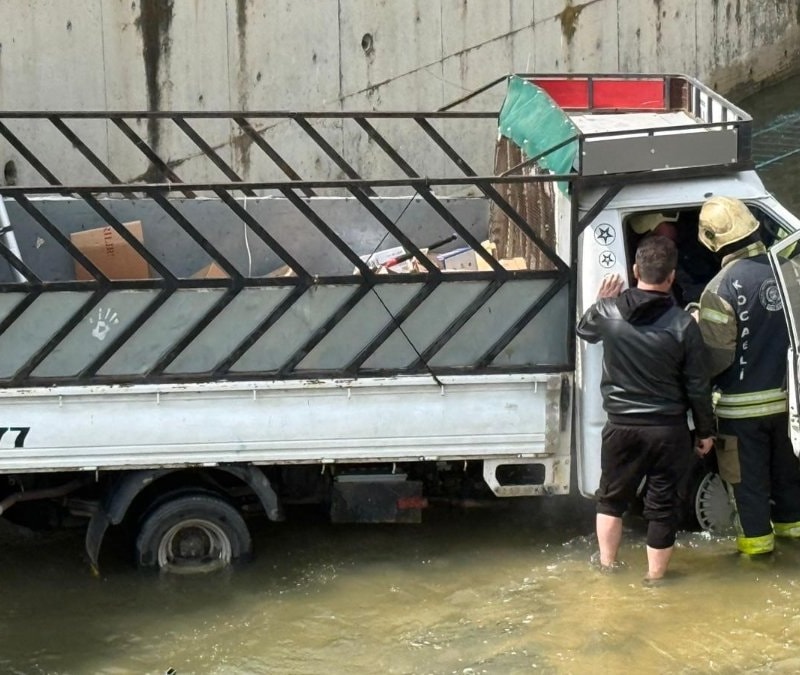 Kocaeli'de dereye uçan kamyonetin sürücüsüne dakikalarca kalp masajı yapıldı