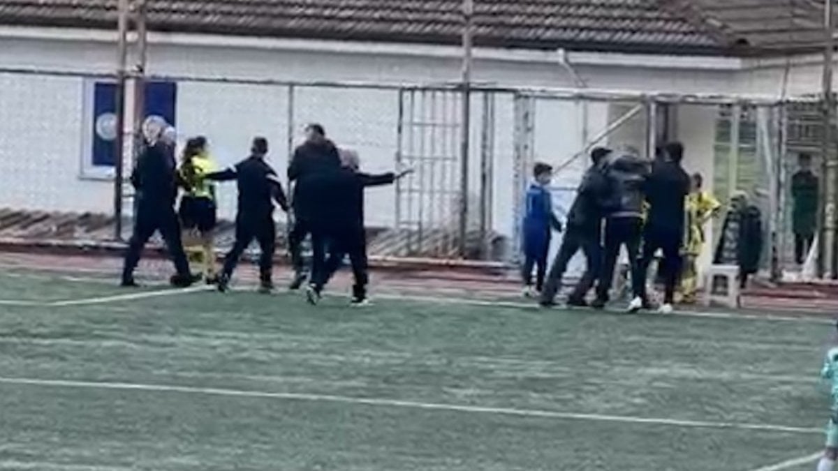 Kocaeli'de oynanan U11 maçında kadın hakeme saldırı girişimi