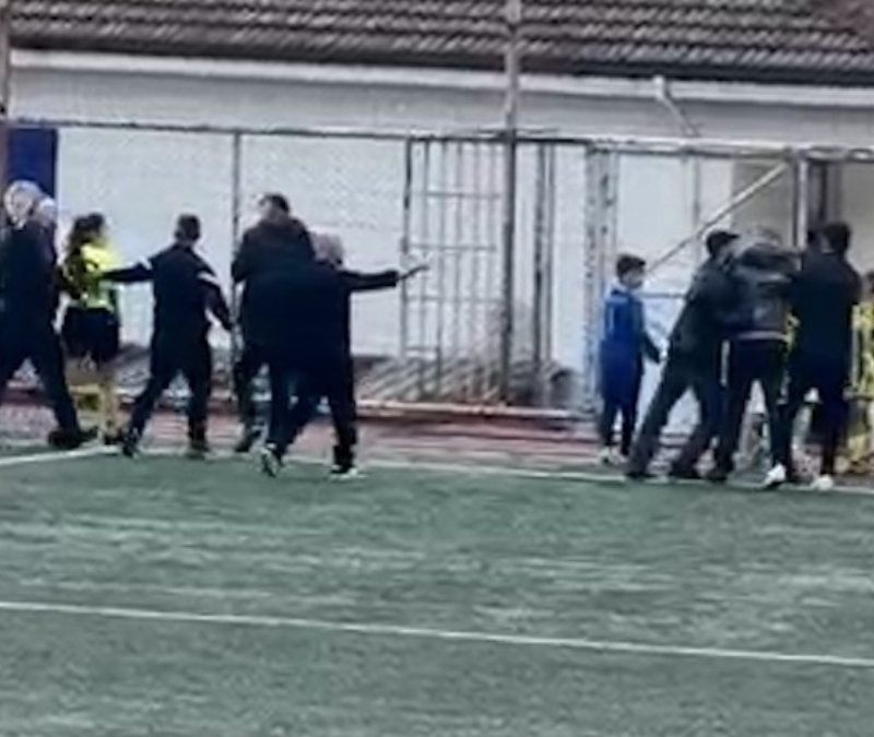 Kocaeli'de oynanan U11 maçında kadın hakeme saldırı girişimi