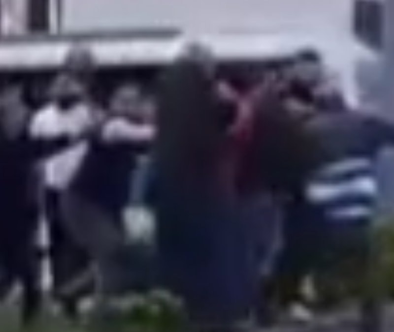 Bursa’da park meselesi yüzünden çıkan kavgada iki grup birbirine girdi