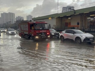 Adana'daki sağanak yağış vatandaşlara zor anlar yaşattı