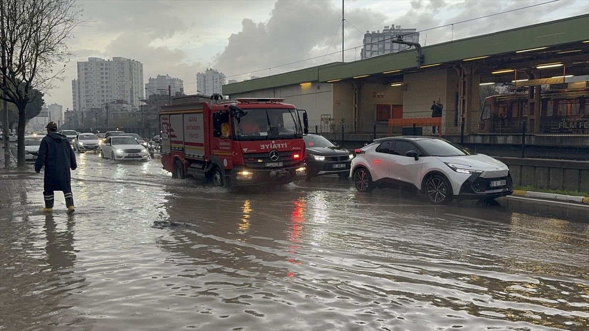 Adana'daki sağanak yağış vatandaşlara zor anlar yaşattı