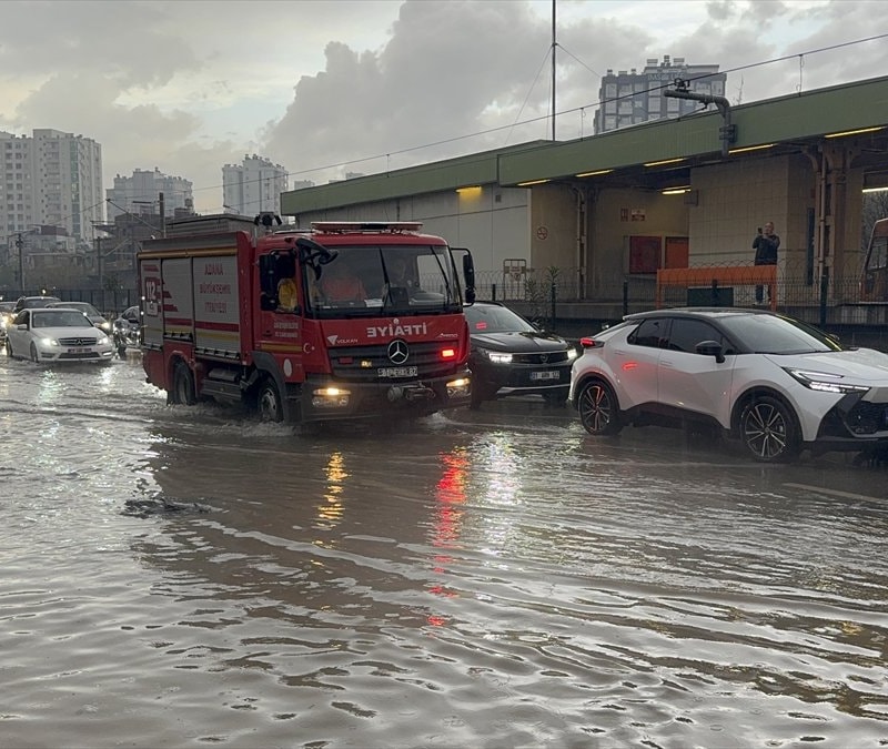 Adana'daki sağanak yağış vatandaşlara zor anlar yaşattı
