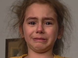 Düzce'de 7 yaşındaki Nazede, İstiklal Marşı’nı hem okudu hem ağladı