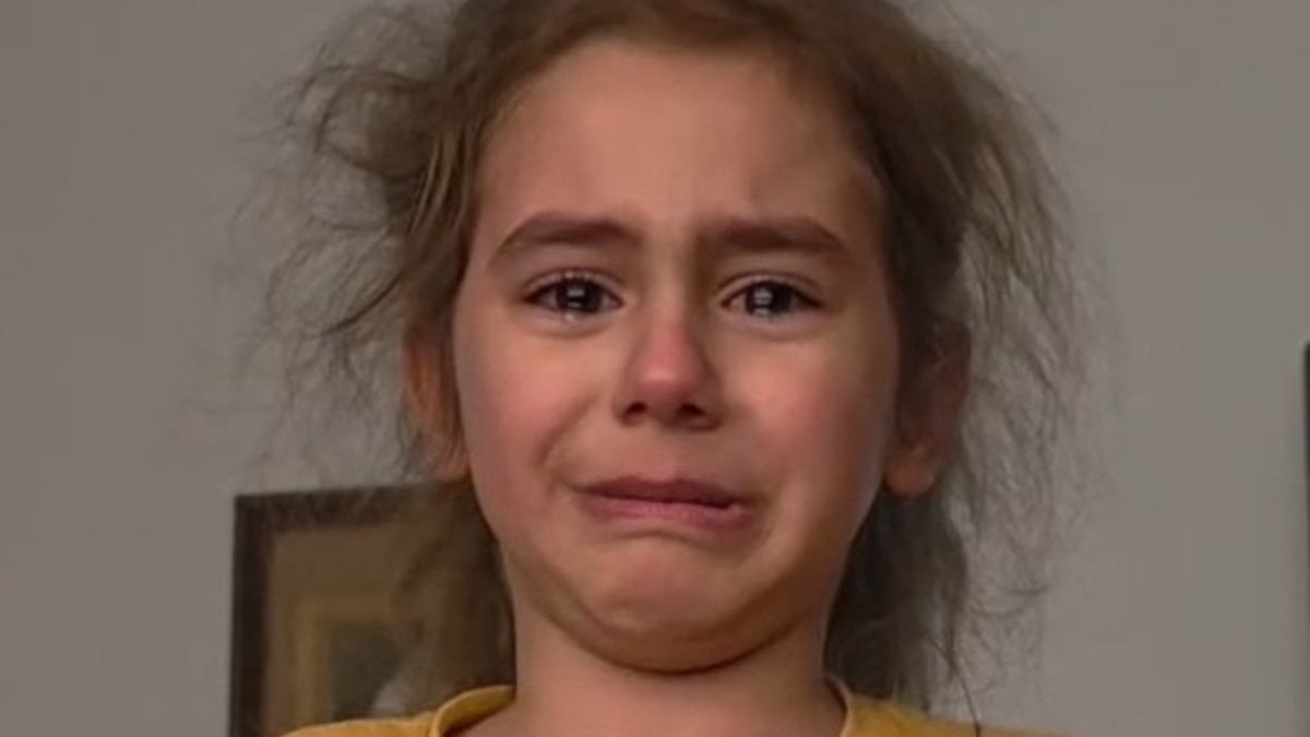 Düzce'de 7 yaşındaki Nazede, İstiklal Marşı’nı hem okudu hem ağladı