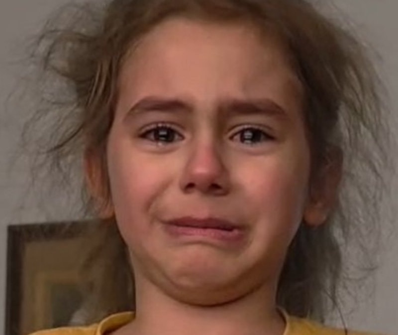 Düzce'de 7 yaşındaki Nazede, İstiklal Marşı’nı hem okudu hem ağladı