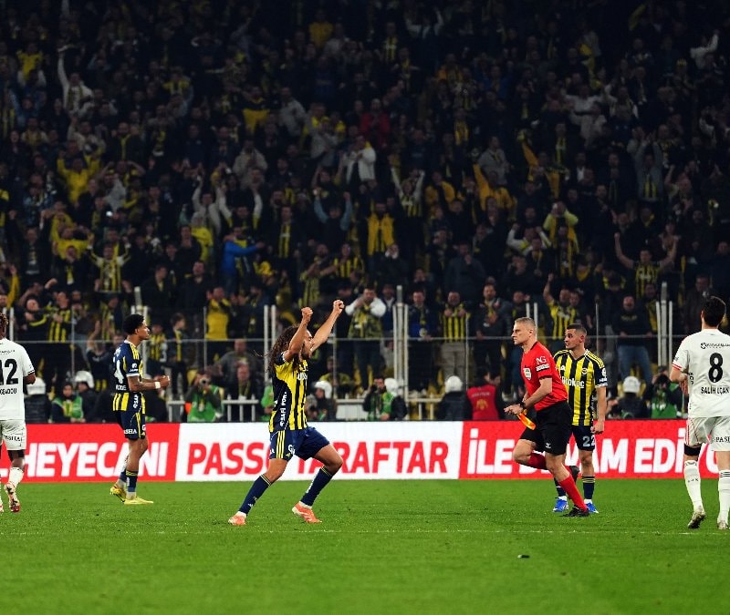 Fenerbahçe, ligde Beşiktaş'ı 2 maçta da devirdi