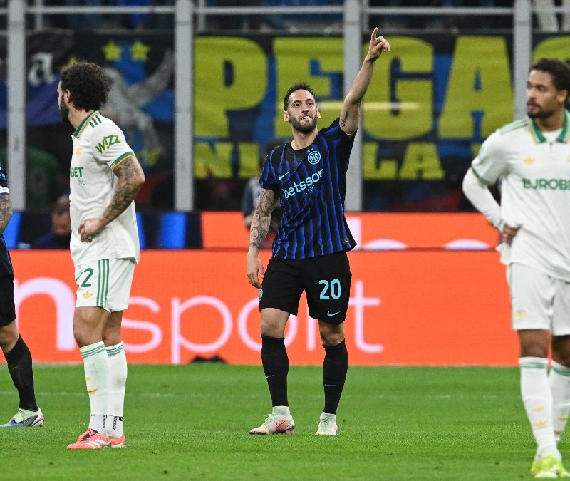 Hakan Çalhanoğlu'ndan muhteşem gol: Inter, Roma'yı 5 golle geçti