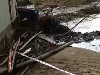 Kütahya’da yapay gölet taştı, 1 ev ve ahırı su bastı