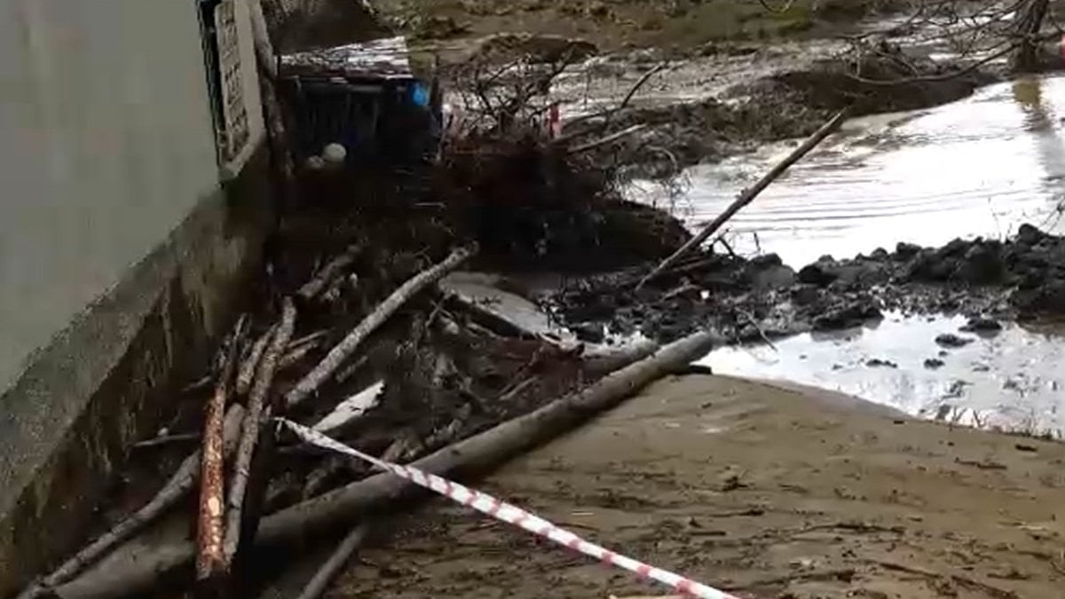 Kütahya’da yapay gölet taştı, 1 ev ve ahırı su bastı