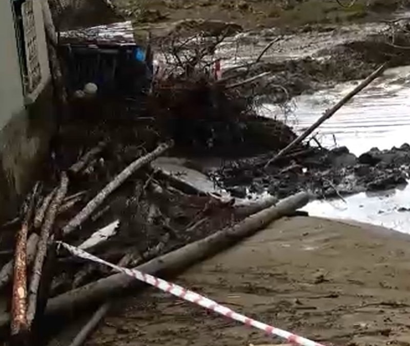 Kütahya’da yapay gölet taştı, 1 ev ve ahırı su bastı