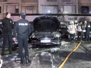 İstanbul'da araç kiralama şirketinde yangın: 15 lüks araç yandı
