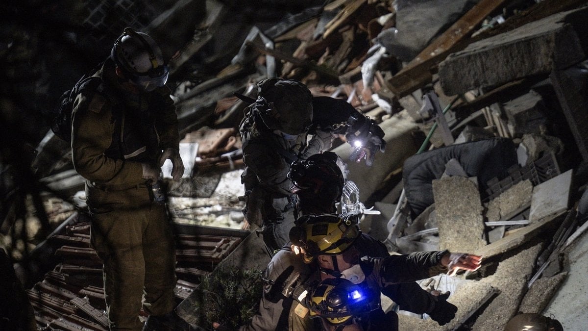 İran'ın füzeleri İsrail'de yıkıma neden oldu