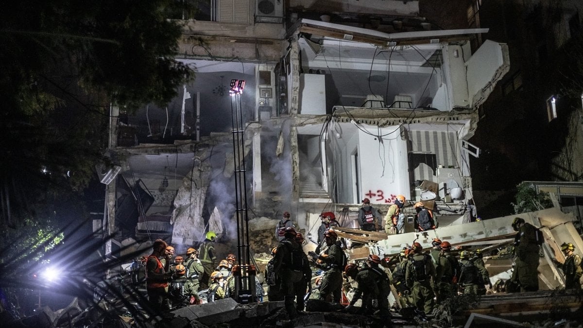 İran misillemesinde büyük yıkım: 2 İsraillinin cesedine ulaşıldı