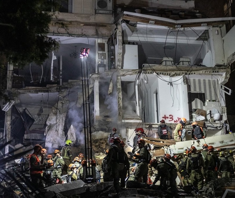 İran misillemesinde büyük yıkım: 2 İsraillinin cesedine ulaşıldı