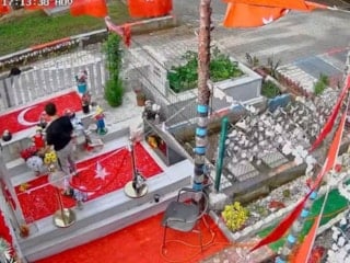 Adana'da şehit mezarına saldırı: Acılı anne gözyaşlarına boğuldu